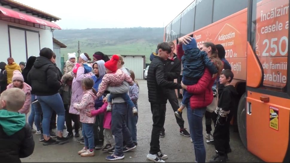 Părintele Damaschin a adus lumina în casele nevoiașe. Pachete cu haine și mâncare de Paște pentru zeci de mii de copii - VIDEO