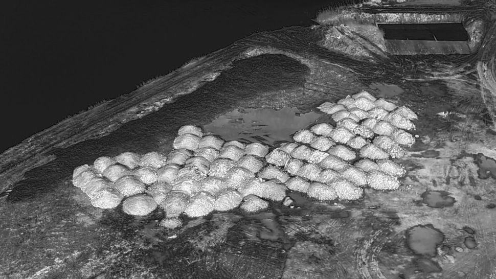 Depozite masive de deşeuri pe malul stâng al râului Siret, într-o zonă protejată. Garda de Mediu Bacău a amendat primăria cu 50.000 