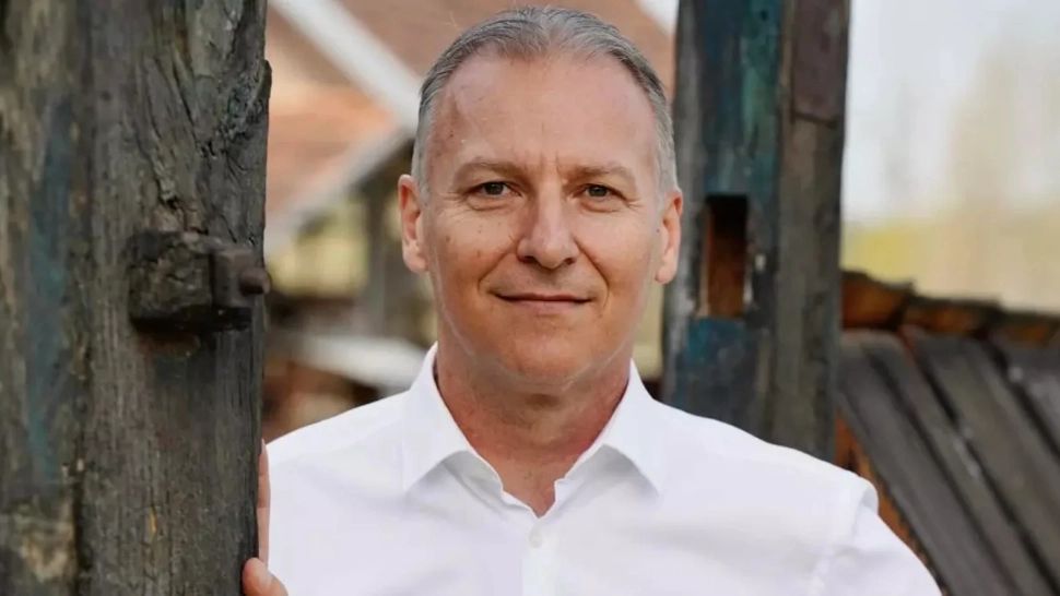 Un cunoscut artist de muzică populară și președinte de consiliu județean a intrat în vizorul DNA. Percheziții de amploare într-un dosar de corupție și spălare de bani