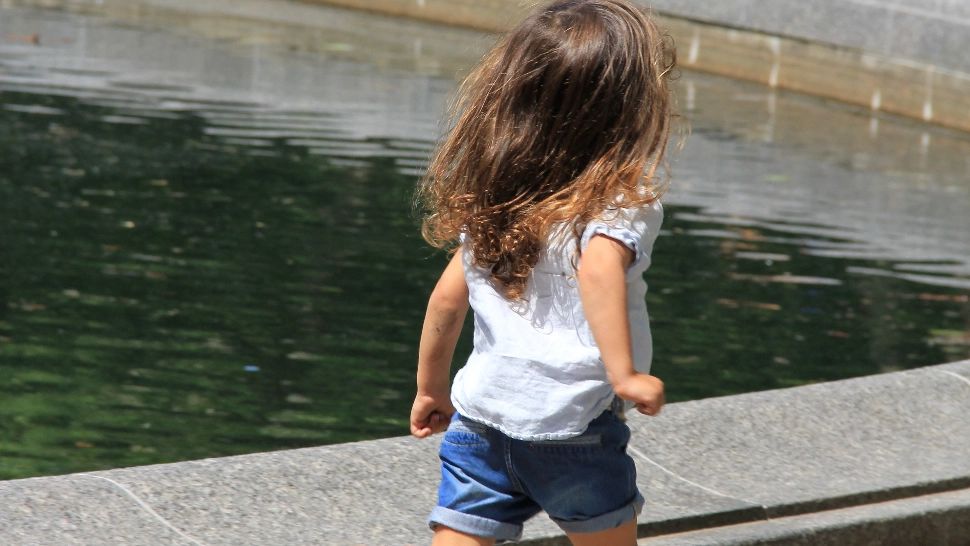 Anchetă în Dolj după moartea unei fetițe de 4 ani, găsită inconștientă într-o mașină în Craiova. Ulterior, minora a murit