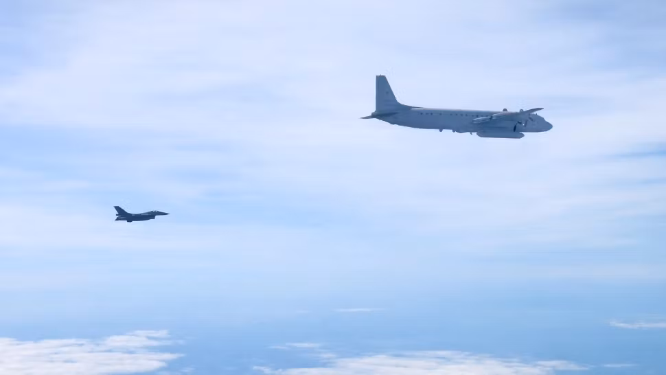 Misiune NATO în flancul estic. Avioane F-16 din România au interceptat un avion rusesc în spațiul aerian baltic