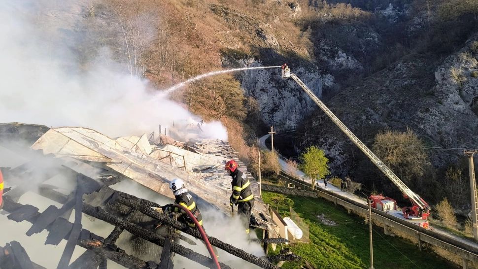 Tragedie după incendiu devastator de la Mănăstirea Bistrița. Pompierii au descoperit un trup carbonizat, probabil al unei măicuțe – VIDEO