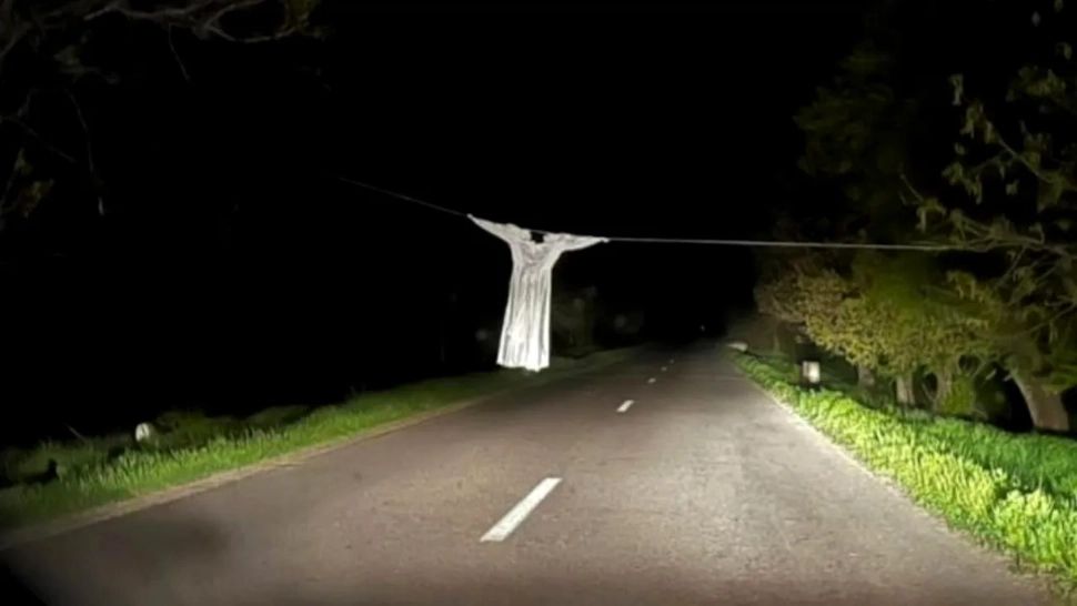 „Fantoma” care a băgat în sperieți șoferii pe un drum județean: Ce era, de fapt, silueta albă care plutea în beznă