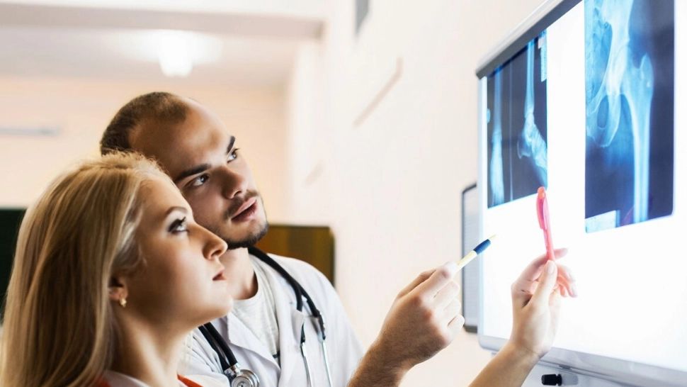 Complicația gravă care apare la persoane în vârstă