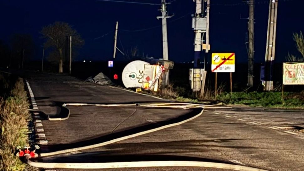 Alertă în Prahova: o cisternă cu GPL s-a răsturnat după ce a lovit un stâlp, pe DN1D. Peste 70 de locuitori, evacuați - FOTO & VIDEO