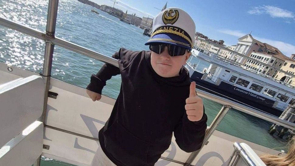 Caz neobișnuit: copil român de 9 ani, blocat în România după ce i s-a refuzat întoarcerea în Marea Britanie