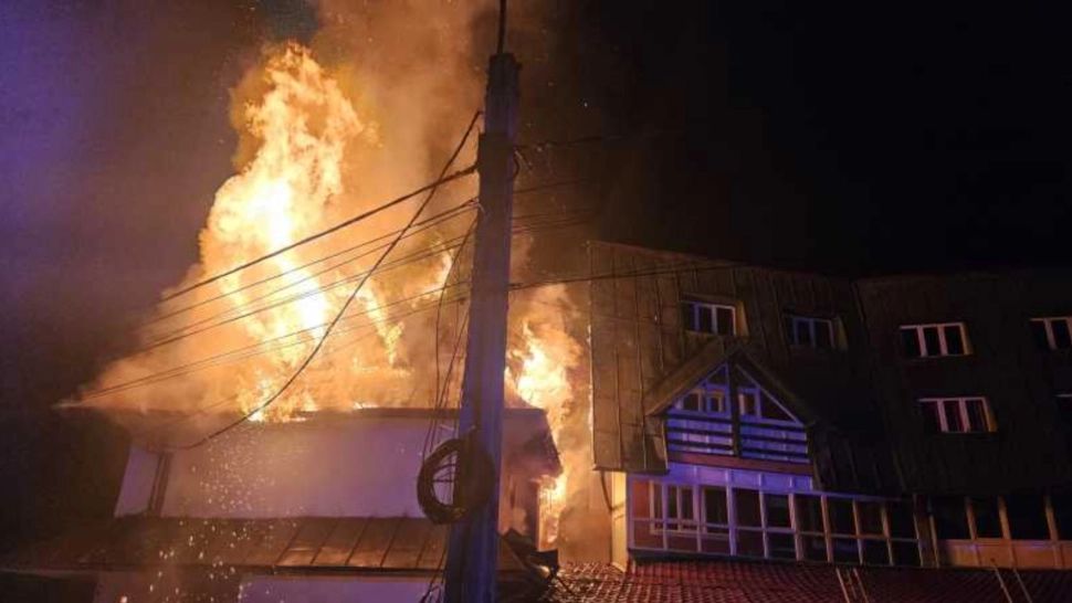 Incendiu de proporții la o cabană din Brașov. Intervenția pompierilor, îngreunată de lipsa surselor de alimentare cu apă