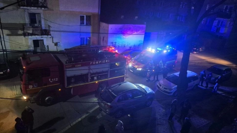 Incendiu puternic într-un bloc din Sighetul Marmației. Peste 80 de persoane au fost evacuate 