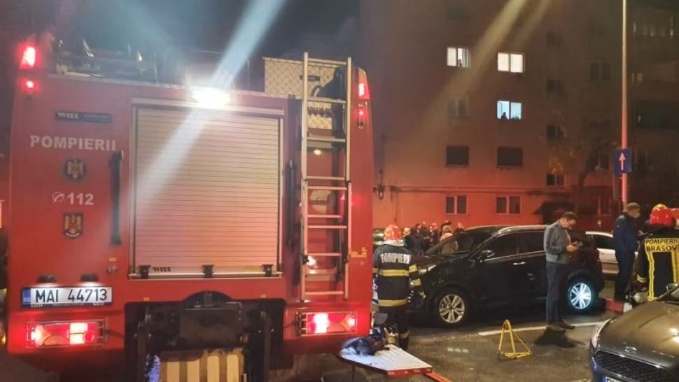 Incendiu într-un bloc din municipiul Brașov. 25 de persoane au fost evacuate de pompieri 