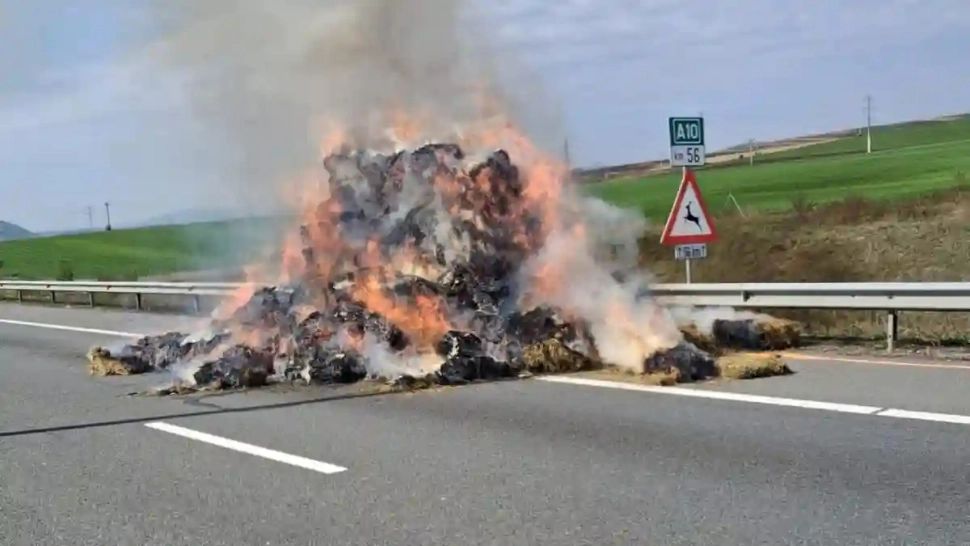 Incendiu pe autostrada A10, sens Cluj - Alba: un autocamion încărcat cu baloți, cuprins de flăcări - VIDEO