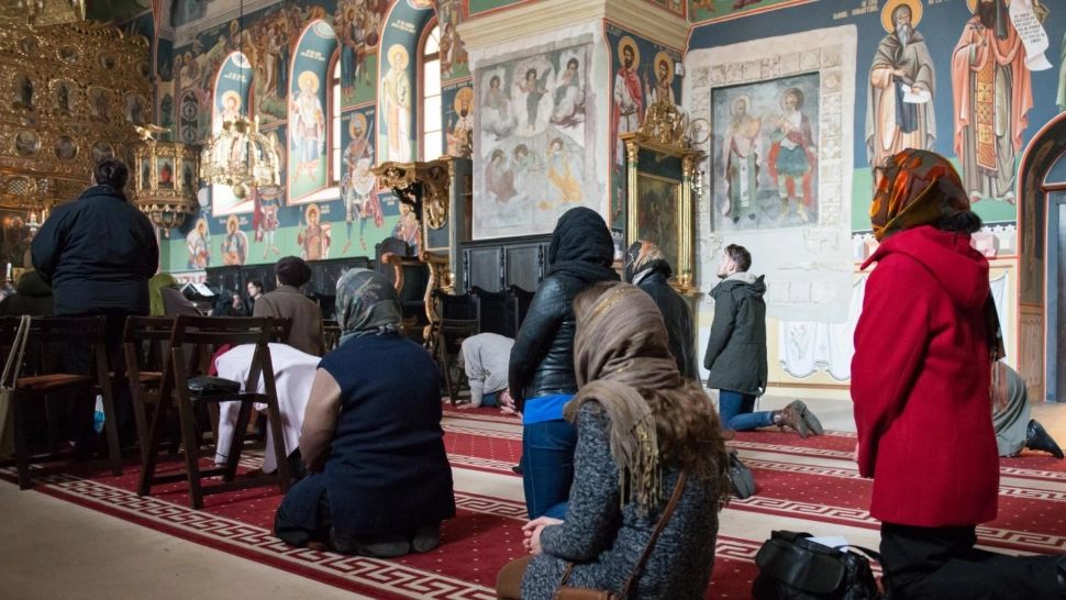 Săptămâna Luminată 2026. Motivul pentru care nu se îngenunchează în Biserică din noaptea de Paște și până la Rusalii