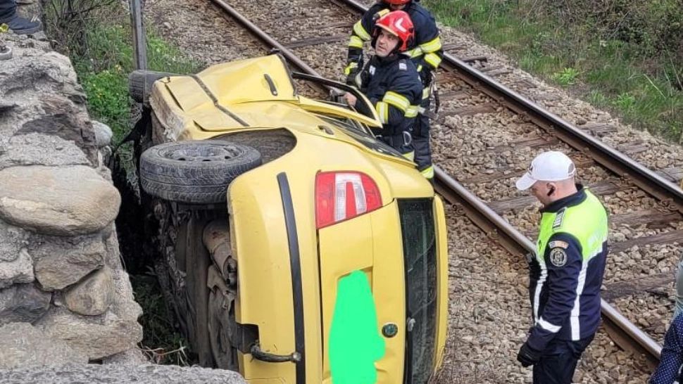 Accident cu victime pe Valea Oltului. Trei autoturisme, implicate. Unul dintre ele s-a răsturnat pe marginea unei căi ferate. O persoană, resuscitată