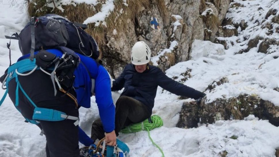 Doi turiști, salvați de jandarmii montani din Masivul Piatra Craiului. Gestul disperat care le-a salvat viața - FOTO