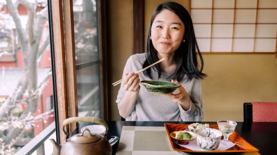 Trucul secret al japonezilor care topește kilogramele FĂRĂ dietă. Trebuie doar să aplice o regulă simplă