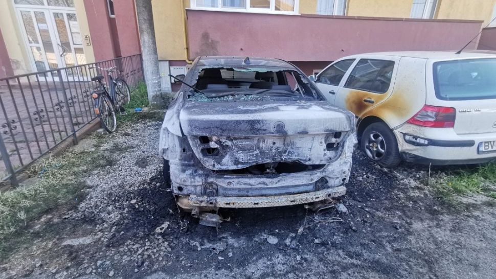 Incendiere din răzbunare în Făgăraș: trei bărbați au distrus complet o mașină pentru o poliță mai veche. Au fost arestați