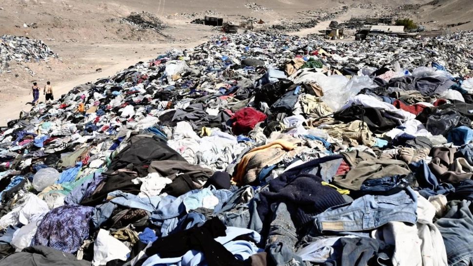 „Marea groapă de gunoi la modă” din Atacama: munți de haine de firmă abandonate în deșert
