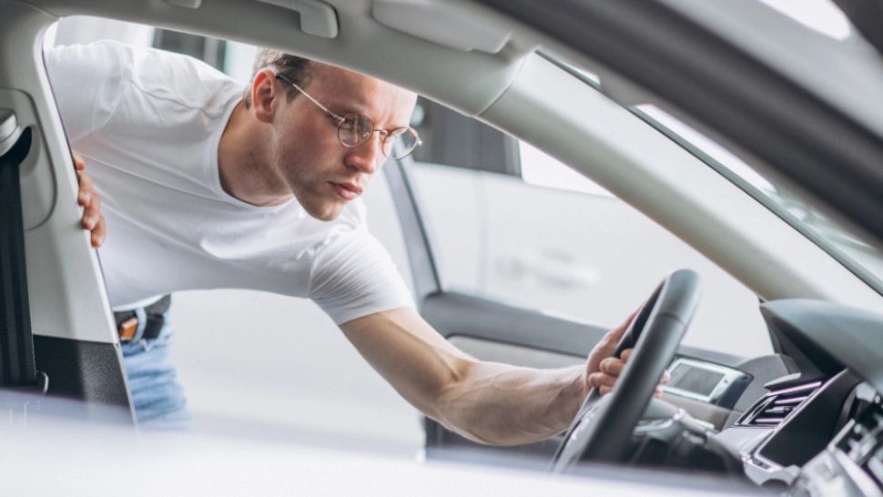 Un model de mașină a băgat șoferii în spital. „Vede” gropile ca accidente și declanșează airbag-urile în mers