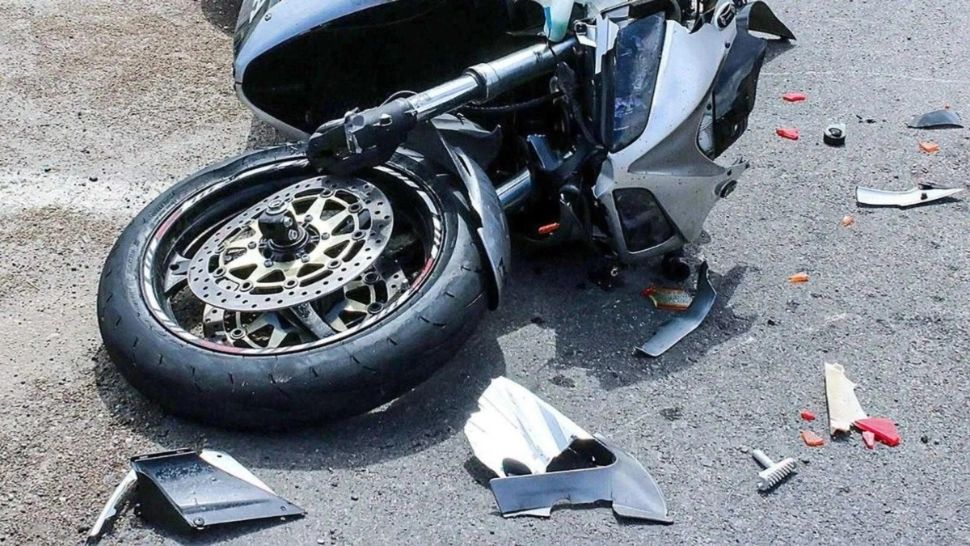 Accident grav cu trei motociclete la intrare în Deva. Două persoane au fost rănite