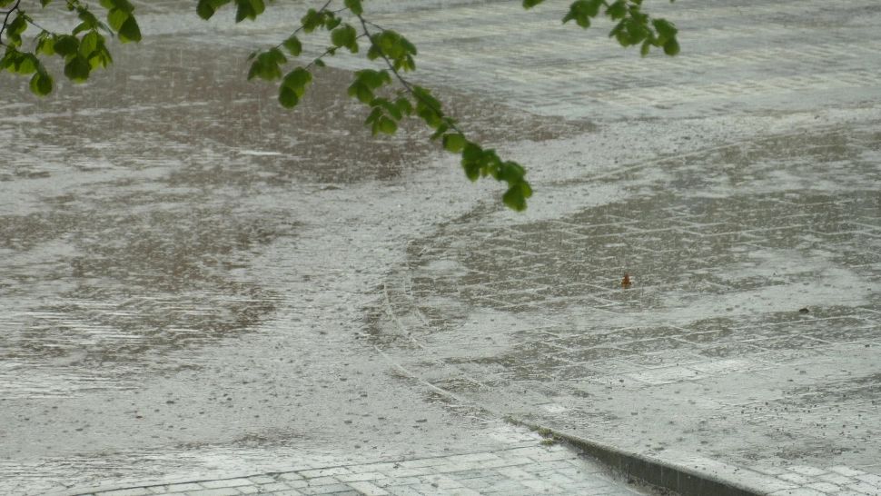 România, lovită de o răcire bruscă: sunt anunțate ploi și lapoviță. Directorul ANM : „O vreme mai rece decât în mod obișnuit!”