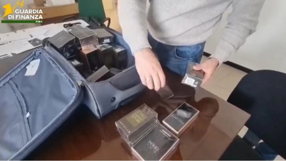 Trei români, arestați în Italia după ce cumpărau bilete de avion ieftine doar pentru a fura din duty-free