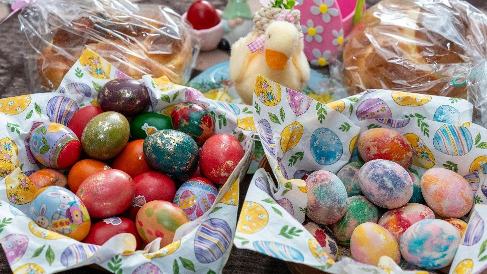 Ce conține vopseaua de ouă și cât de periculoasă este în realitate. Alternative naturale pentru colorarea ouălor de Paște