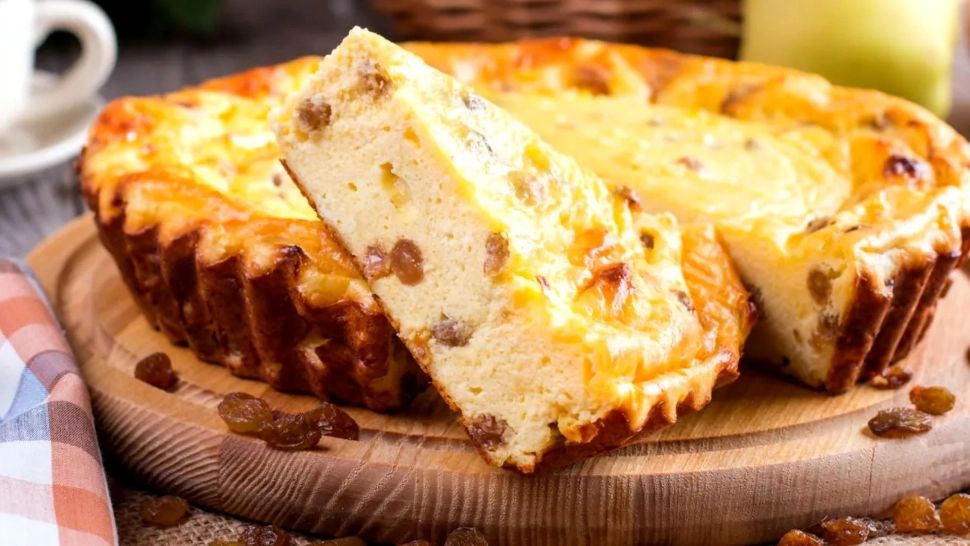 Rețetă de pască fără aluat cu brânză dulce, smântână și stafide aurii. Un desert care nu trebuie să îți lipsească de pe masa de Paște