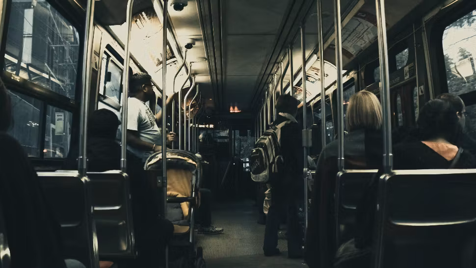 Incident în Timișoara: tânăr încătușat după ce a agresat un șofer de troleibuz. Totul a pornit de la o boxă cu muzică