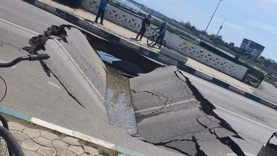 Atenție șoferi! O stradă din centrul orașului Techirghiol s-a surpat în plină zi: circulația a fost închisă VIDEO 