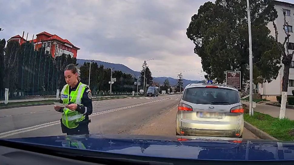 Schimb de replici cu scântei între un șofer și o polițistă de la Rutieră. „Atitudinea dumneavoastră mă face să vă scriu amendă” - VIDEO