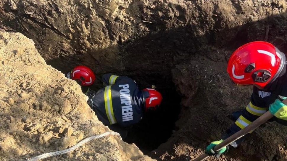 Tragedie în județul Galați: un muncitor a murit după ce a fost prins sub un mal de pământ. Bărbatul lucra la rețeaua de canalizare GALERIE FOTO& VIDEO