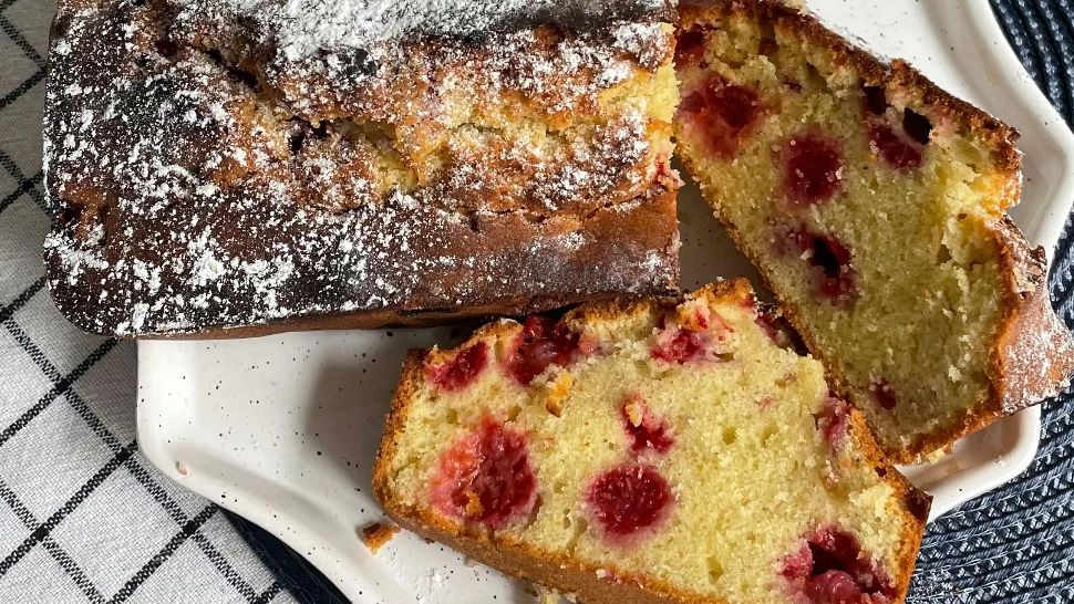 Prăjitură cu zmeură, tip pandișpan. Se prepară foarte ușor și este delicioasă