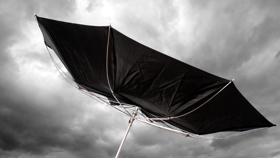 Cod portocaliu de vânt puternic în mai multe localități. ANM avertizează: rafale de până la 90 km/h