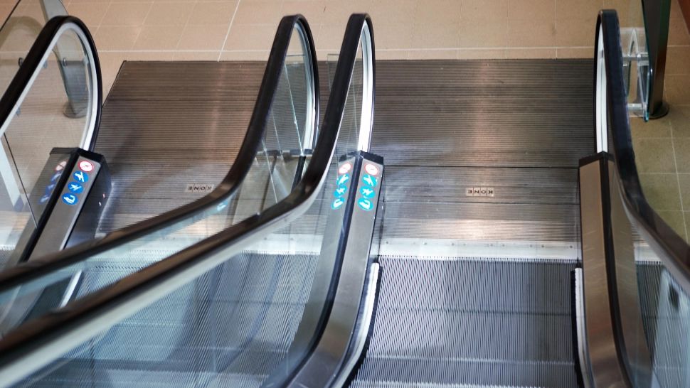 Doi bătrâni, răniți după un incident pe o scară rulantă din Bistrița. Bărbatul, în stop cardio‑respirator