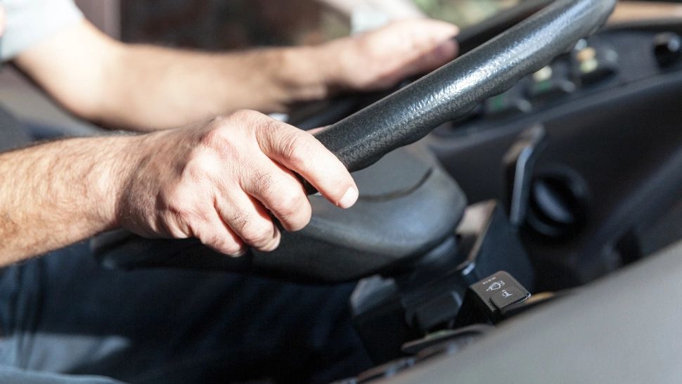 Șofer de autobuz din Alba, reținut după ce s-a răsturnat cu vehiculul pe șosea: bărbatul era băut 