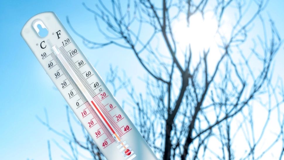 Vreme rece, precipitații mixte și vânt puternic, până sâmbătă dimineață. Avertismentul meteorologilor