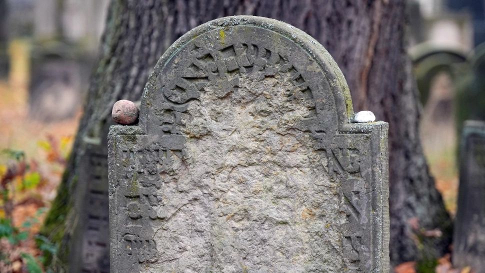 Scandal în noaptea de Paști. Monumente funerare vandalizate în Cimitirul Evreiesc din Reghin