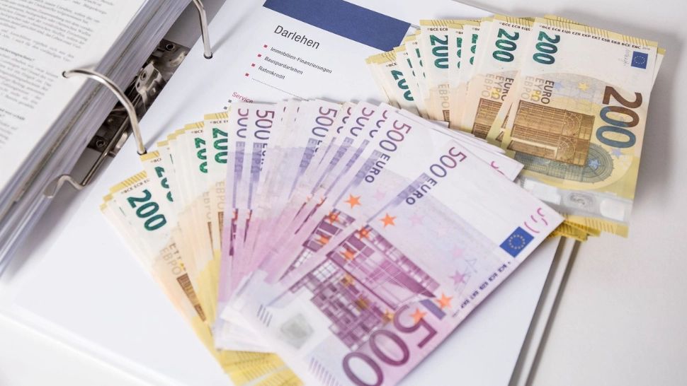 Dispare una dintre cele mai controversate bancnote din Europa. Ce se întâmplă dacă o mai ai acasă