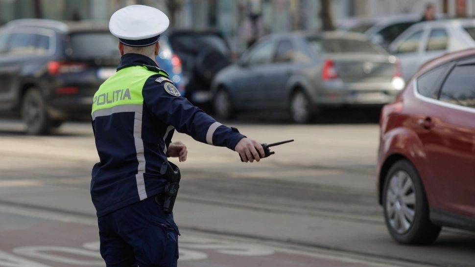 Greșeala pe care mulți șoferi o fac în 2026. La cât poate ajunge amenda dacă arăți permisul pe telefon la controlul poliției