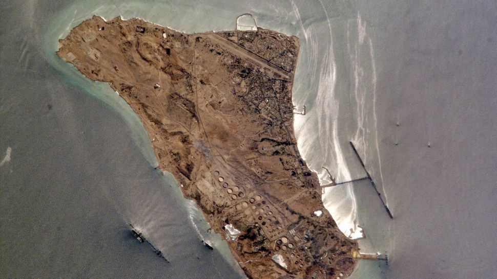 Tensiuni majore în Iran: atacuri asupra hubului petrolier din Insula Kharg și a infrastructurii feroviare: doi morți 