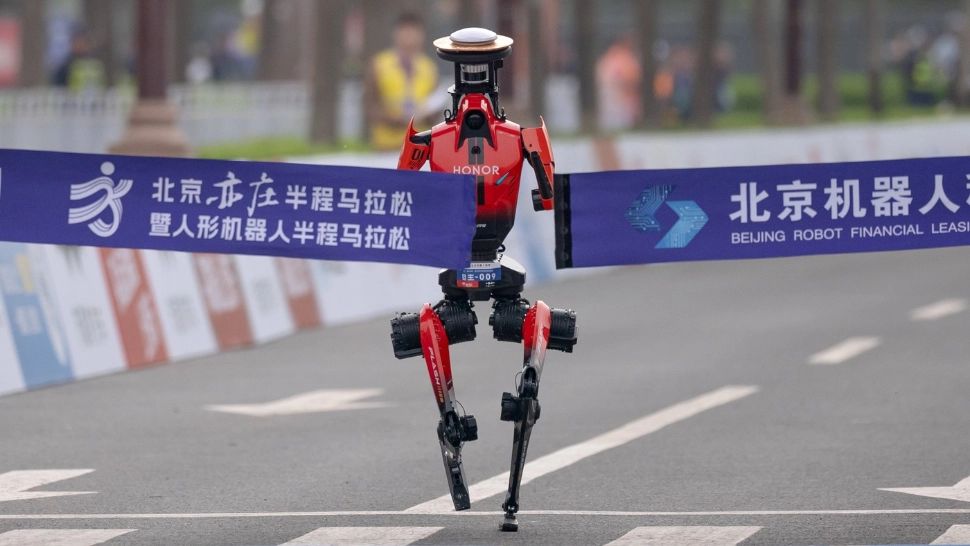 Șoc total: un robot a doborât recordul mondial la semimaraton și a umilit alergătorii umani - VIDEO