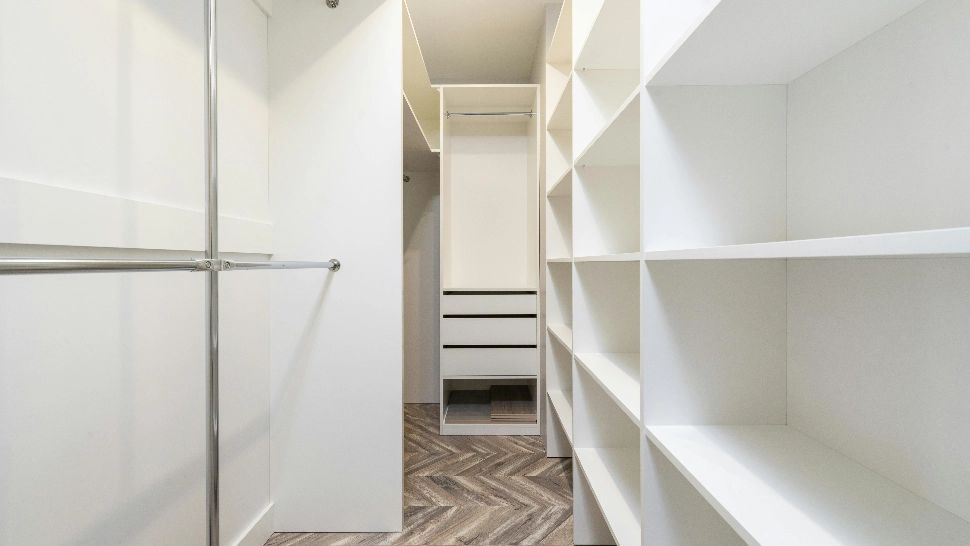 Apartament mic, facturi mari: cum pui ordine cu lumină bună și mobilier care chiar ajută