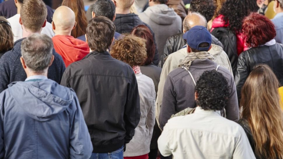 Românii întorc spatele sistemului: prăbușire istorică a încrederii în stat și partenerii externi. Două treimi resping războaiele susținute de România