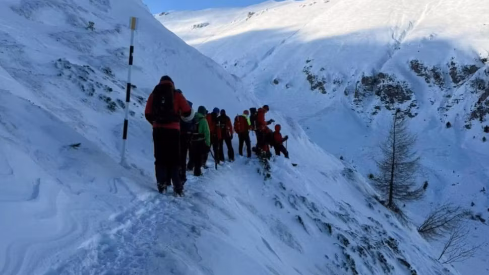 Avertisment al Salvamont pentru turiştii care merg la munte în Braşov: ”Evitaţi deplasările pe văi înguste precum şi în apropierea versanţilor abrupţi”