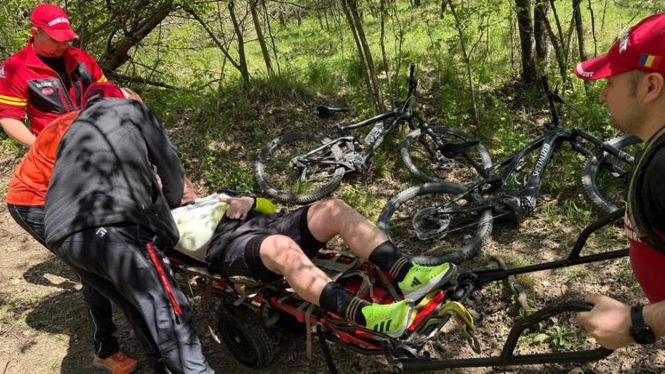Intervenție Salvamont în Maramureș: ciclist rănit, recuperat dintr-o zonă dificilă din Baia Sprie