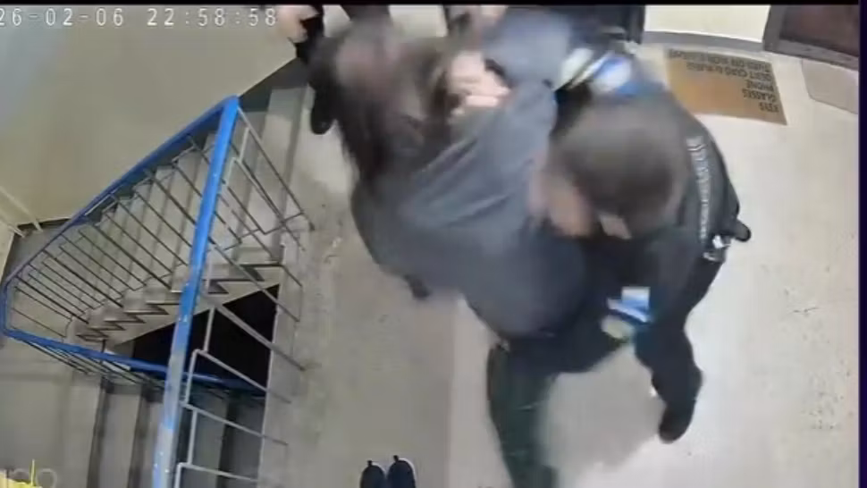 Scene de groază în Murfatlar: un lăcătuș CFR a încercat să violeze o femeie și i-a amenințat vecinii cu toporul. A fost arestat