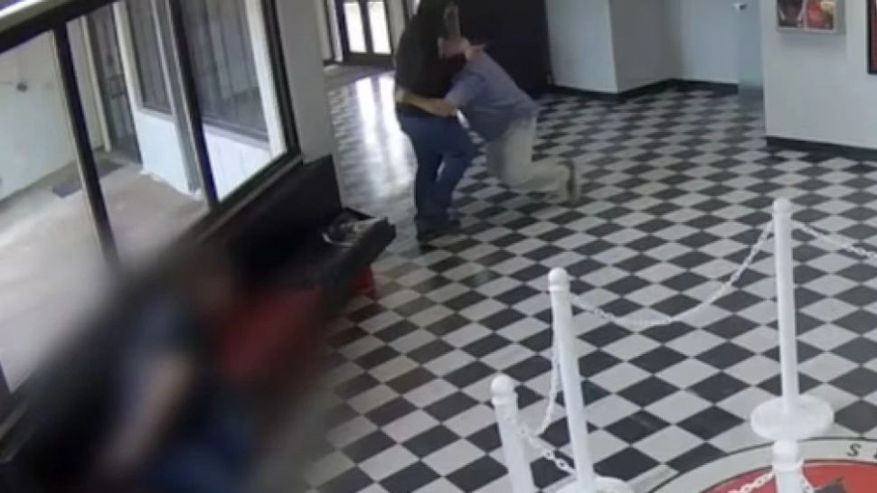 Moment dramatic într-un liceu din SUA: un individ înarmat, doborât de director înainte să tragă în elevi - FOTO&VIDEO