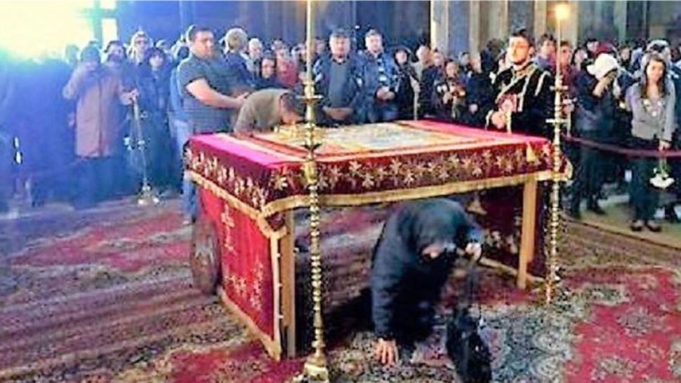 De ce se trece pe sub masă în Vinerea Mare. Enoriașii merg la biserică