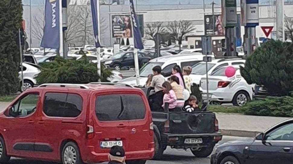 Inconștiență fără margini. Șofer din Alba, surprins în timp ce transporta șapte copii în bena unui autovehicul