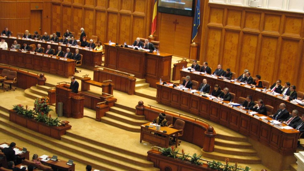 Criză doar pentru românii de rând. Salariile poltiicenilor ar putea ccrește cu mii de lei 