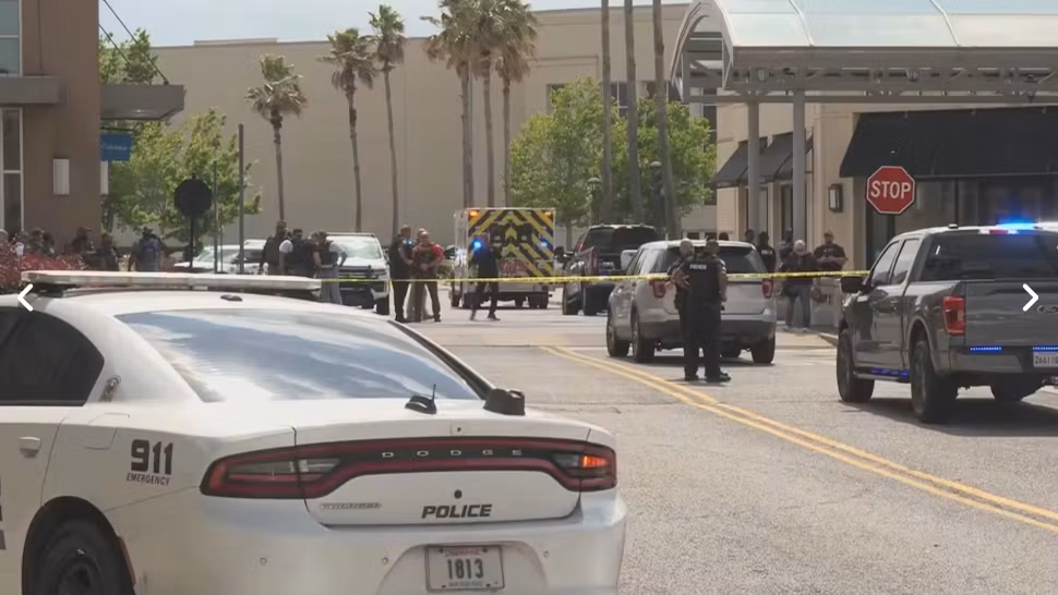 Schimb de focuri între două grupuri într-un centru comercial din SUA. 10 persoane au fost rănite, două dintre ele sunt în stare gravă